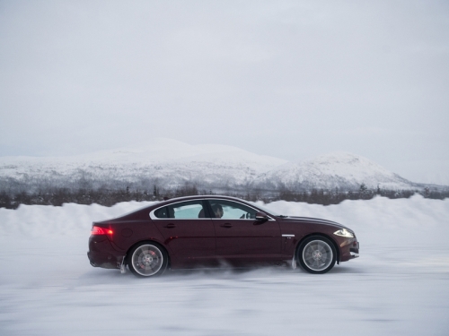 Кошачий вальс: танцы на льду за рулем полноприводных Jaguar